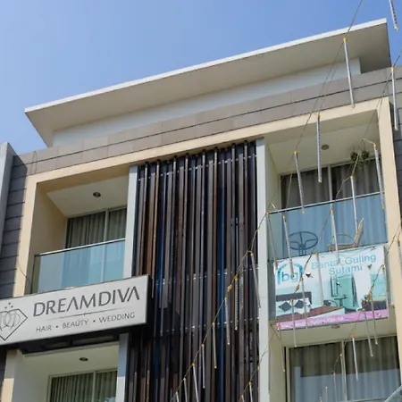 Reddoorz Near Setrasari Mall 4